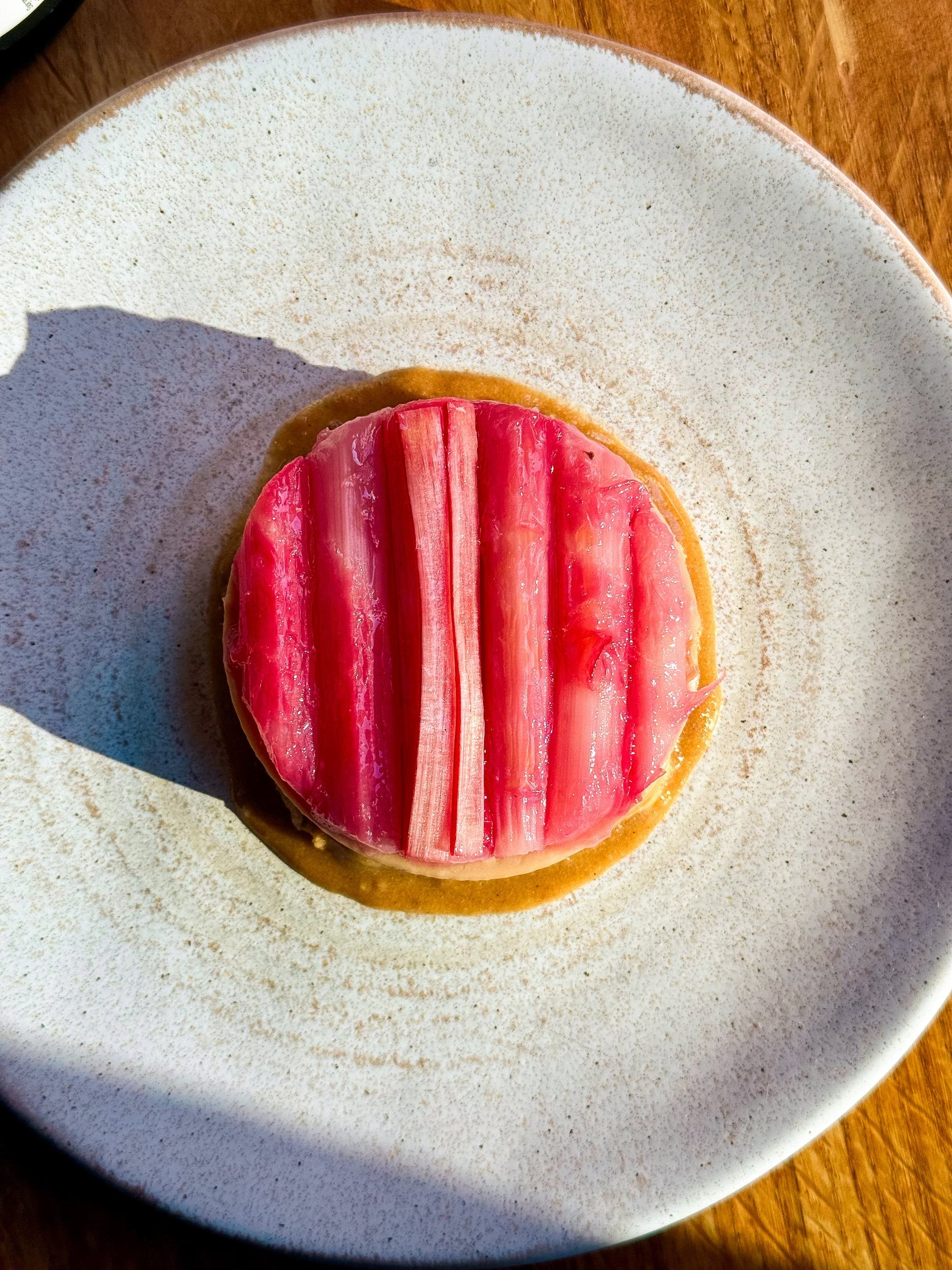 Caramelised white chocolate and rhubarb cheesecake
